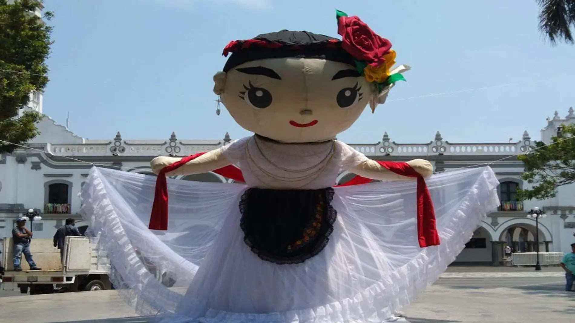 Muñeca gigante en el zócalo de Veracruz